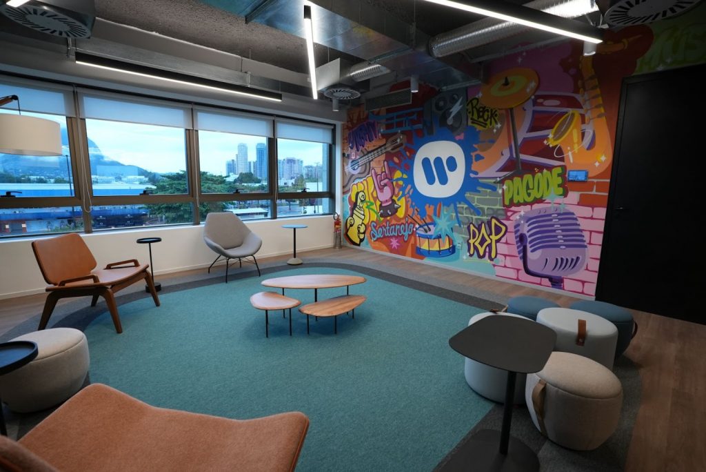 Warner Music Group inaugura novo hub no Rio de Janeiro com espaços colaborat ...