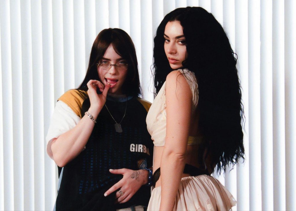 Charli XCX lança “Guess” com a participação de Billie Eilish