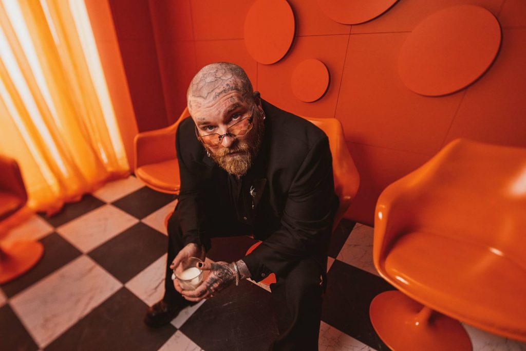 Teddy Swims lança single “God Went Crazy”